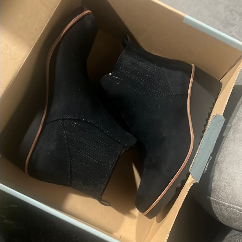 Velocity Black Ankle Boots with Side Zipper and Rubber Sole